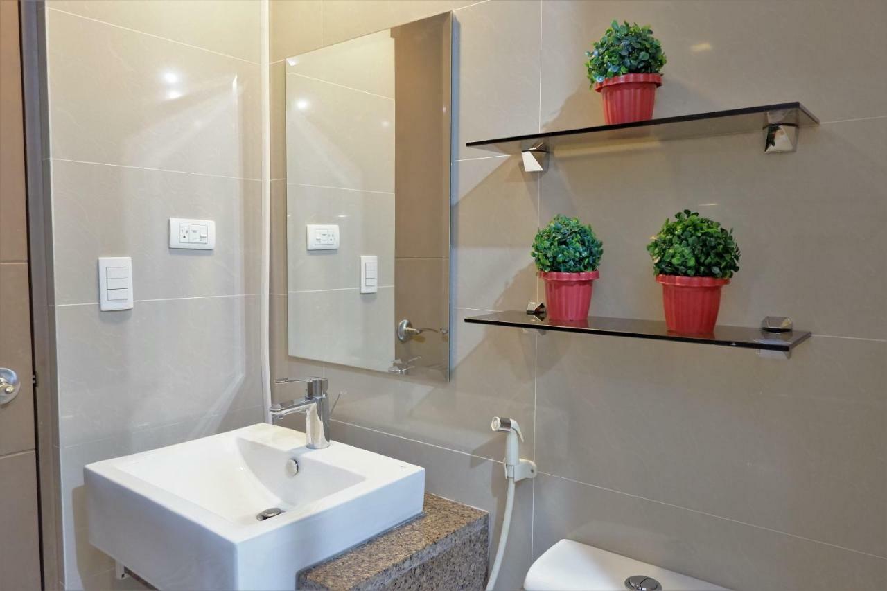One Palm Tree Villas Манила Екстериор снимка